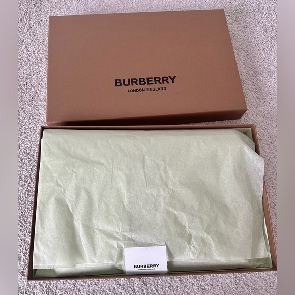 brand new Burberry beige wool scarf Item 80792511 - Picture 10 of 10